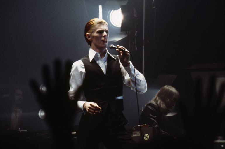 David Bowie durante un concierto en Detroit en 1976