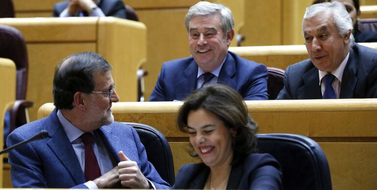 El presidente del Gobierno conversa con los portavoces del Grupo Popular en el Senado en presencia de la vicepresidenta del Gobierno, Soraya Sáenz de Santamaría.