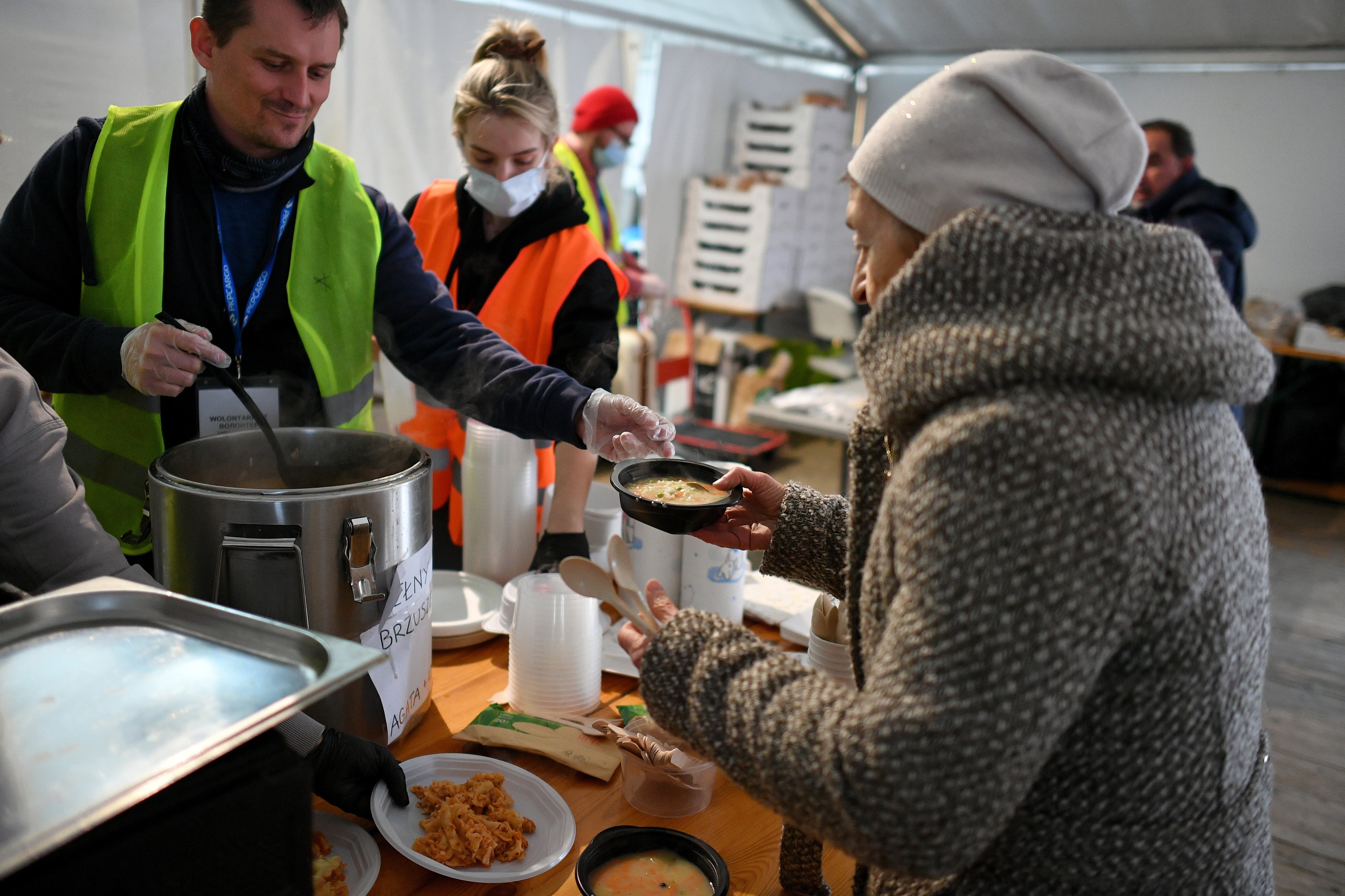 Voluntarios reparten comida entre los refugiados ucranianos en la frontera de Polonia