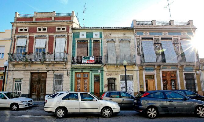 Viviendas tradicionales del barrio de El Cabañal de Valencia, en la calle de la Reina, afectadas por los derribos por la prolongación de la avenida de Blasco Ibáñez. Imagen de archivo