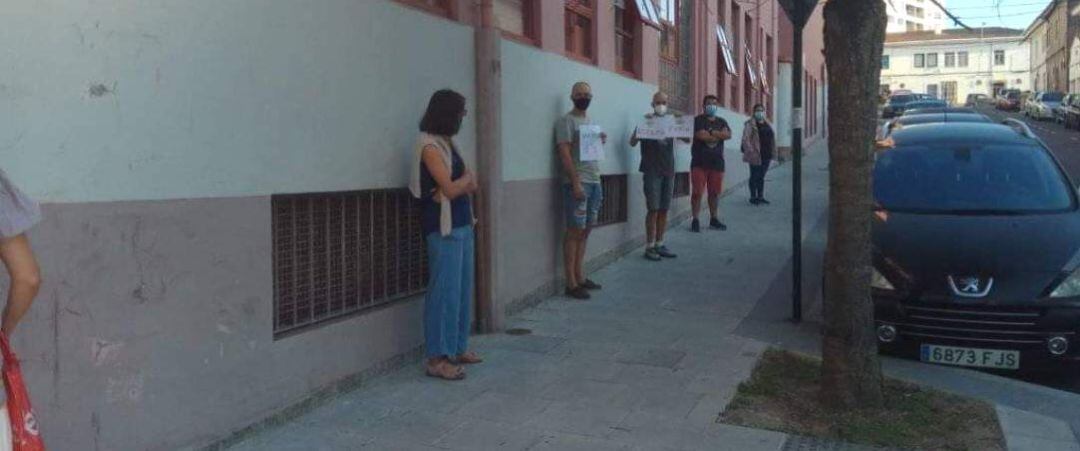 Familiares del colegio Rosalía de Castro rodean el centro