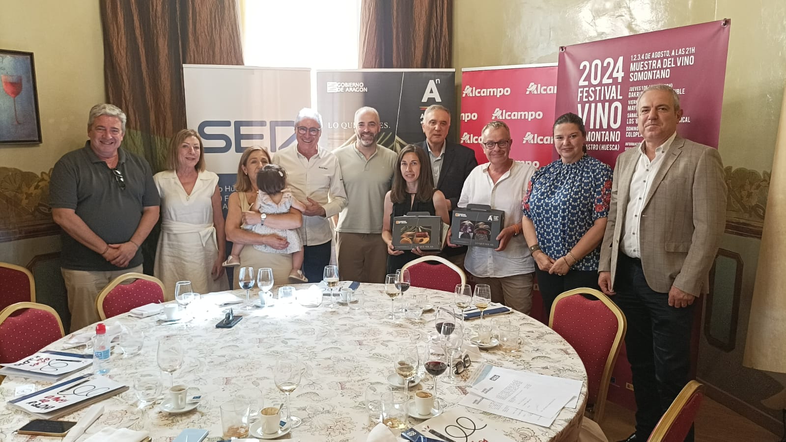 Premiados, jurados y patrocinadores posan tras la entrega de premios de la XXX edición del concurso Comer en el Alto Aragón en el restaurante Lillas Pastia de Huesca