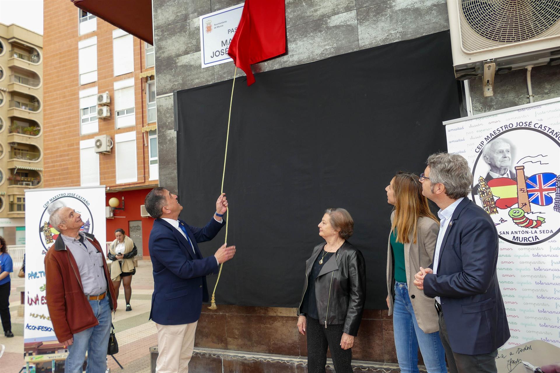 El alcalde de Murcia, José Antonio Serrano, acompañado por la concejala de Salud y Transformación Digital, Esther Nevado, el director del CEIP Maestro José Castaño y familiares del profesor, descubre la placa del pasaje Maestro José Castaño