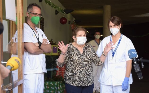 Doria Ramos, primera mujer vacunada de Covid19 en Canarias, manifestaba de este modo su alegría ante los medios después de haber recibido la primera dosis. A la izquierda de la imagen, la escolta el director de enfermería de Tenerife, Ramón Pinto; a la derecha, la enfermera Ana Vanesa, la primera profesional que ha suministrado la vacuna