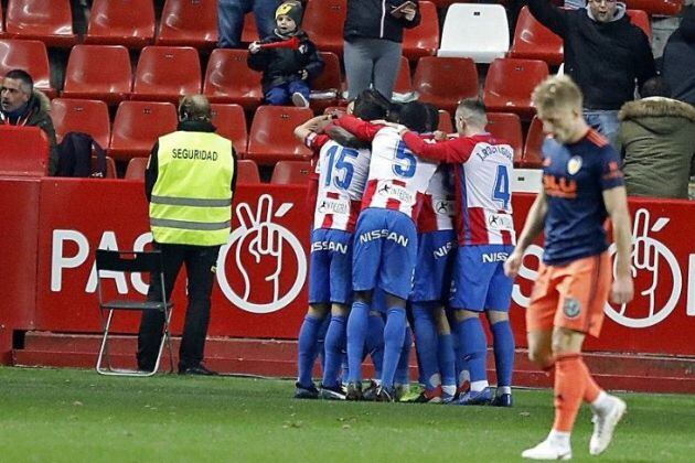 El Sporting derrota al Valencia en la ida de octavos de Copa   El Sporting también hurga en la herida del Valencia