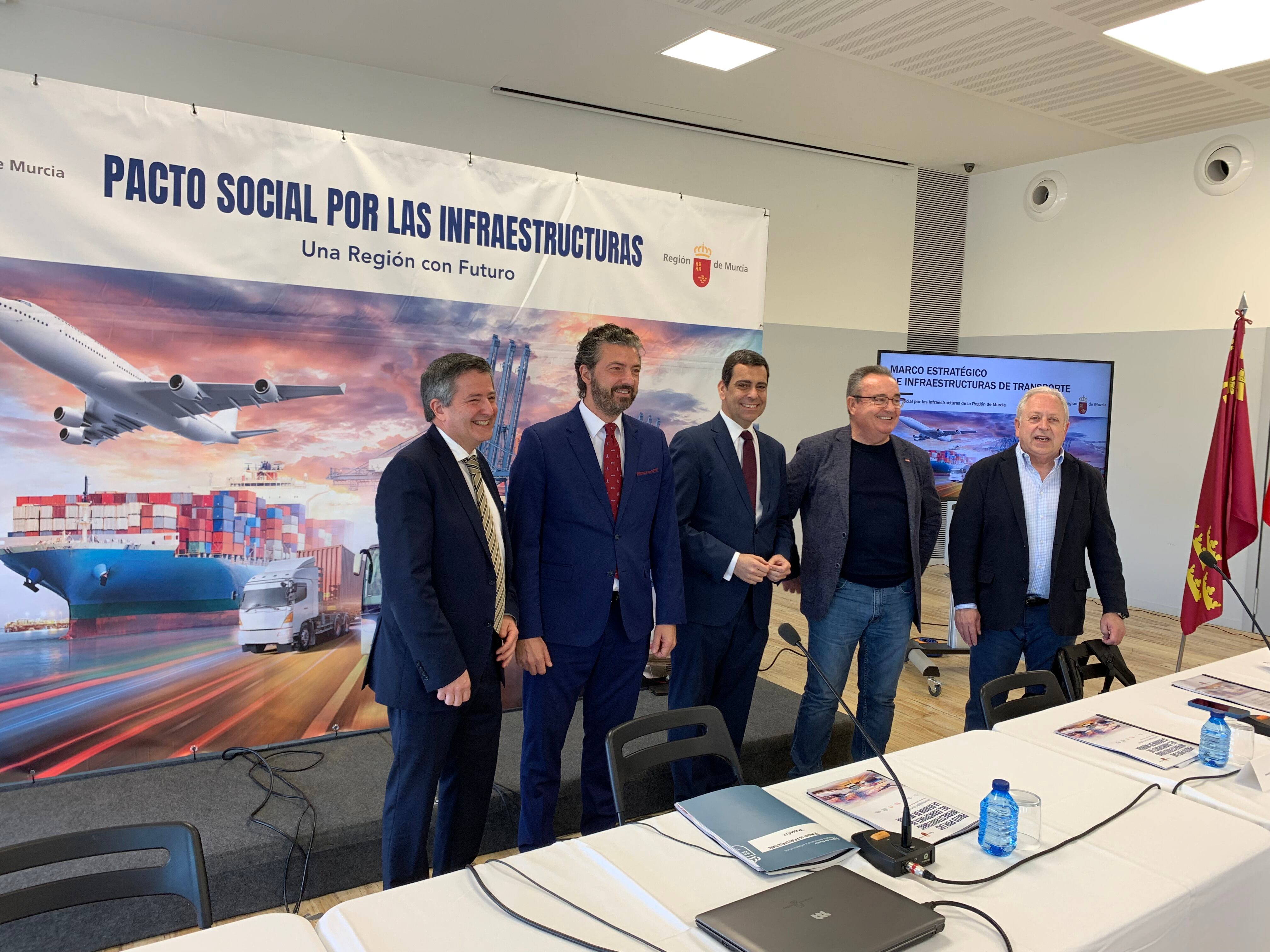 El consejero de Fomento e Infraestructuras, José Ramón Díez de Revenga, durante la reunión del plenario del Pacto Social por las Infraestructuras de la Región de Murcia