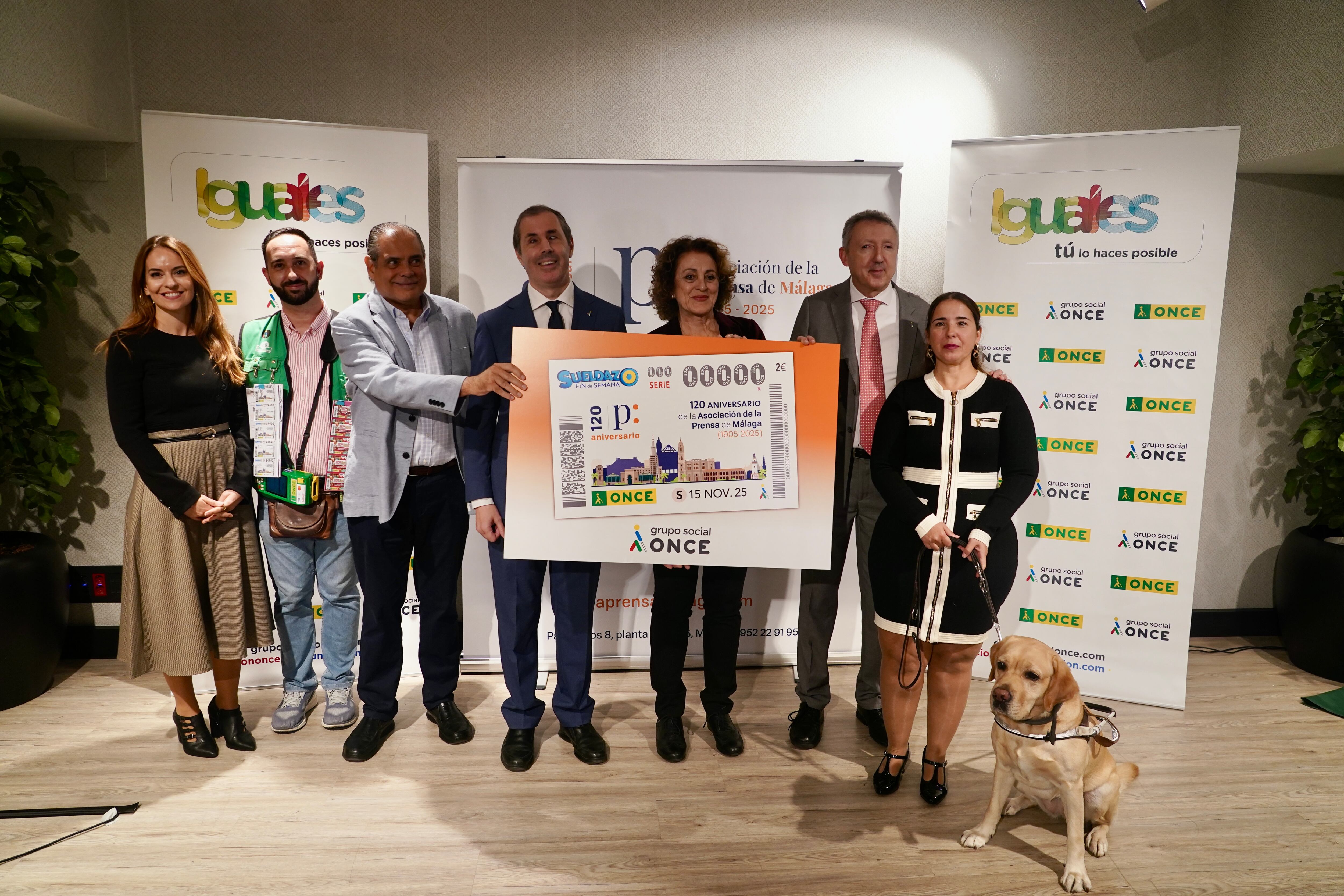 Foto de familia con la presentación del nuevo cupón de la ONCE