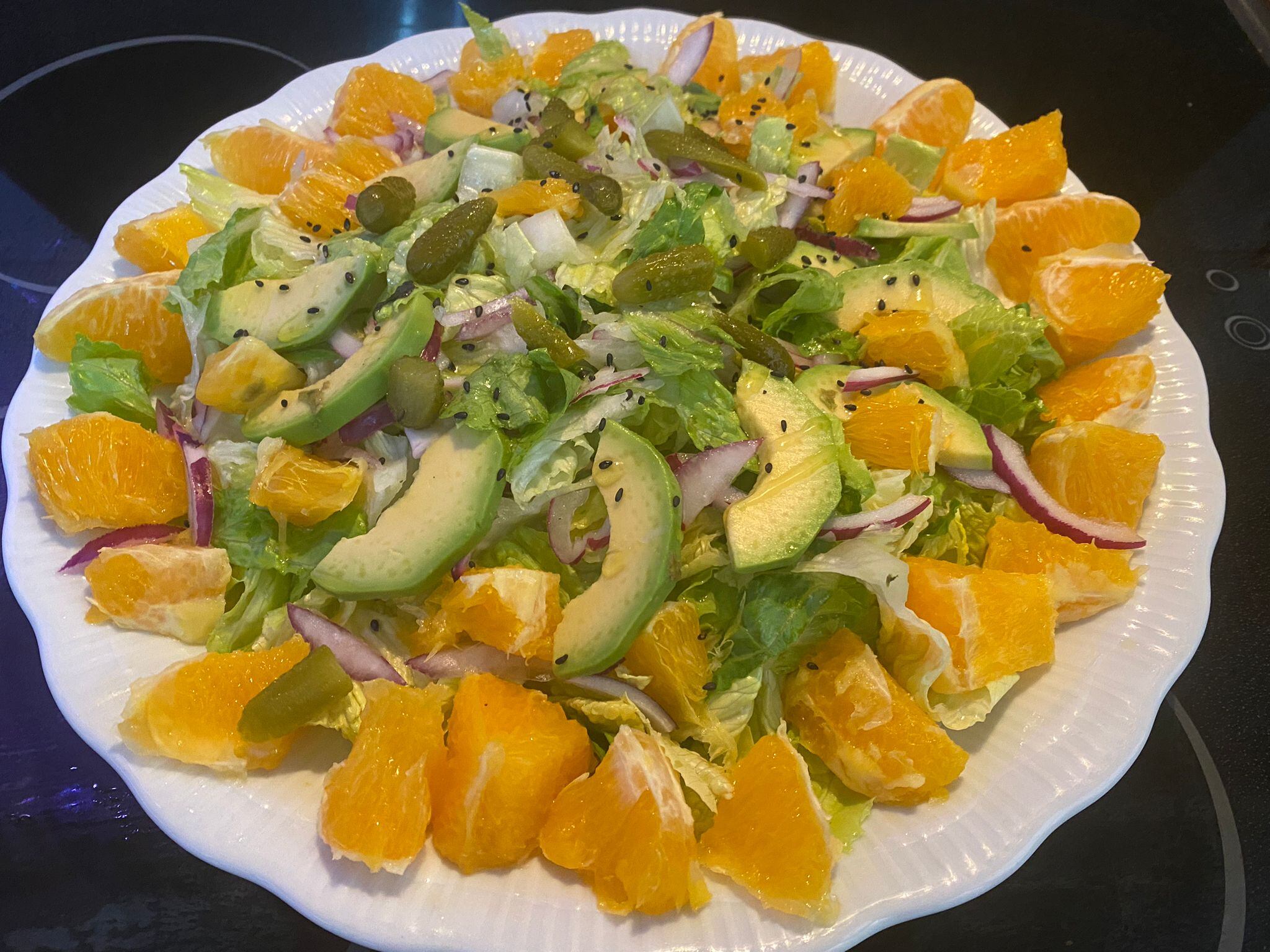 Ensalada de lechuga, aguacate y naranja.