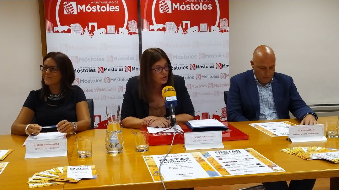 De izquierda a derecha: Rebeca Prieto, concejal de Presidencia; Noelia Posse, alcaldesa de Móstoles; y David Zamorano, presidente de la Federación de Peñas de Móstoles