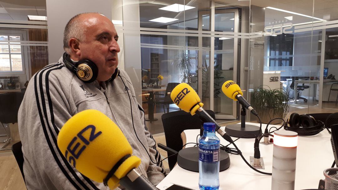 El entrenador del BlasGón y Bodegas Ceres, Alberto Suárez en los estudios de Radio Aranda - Cadena SER.