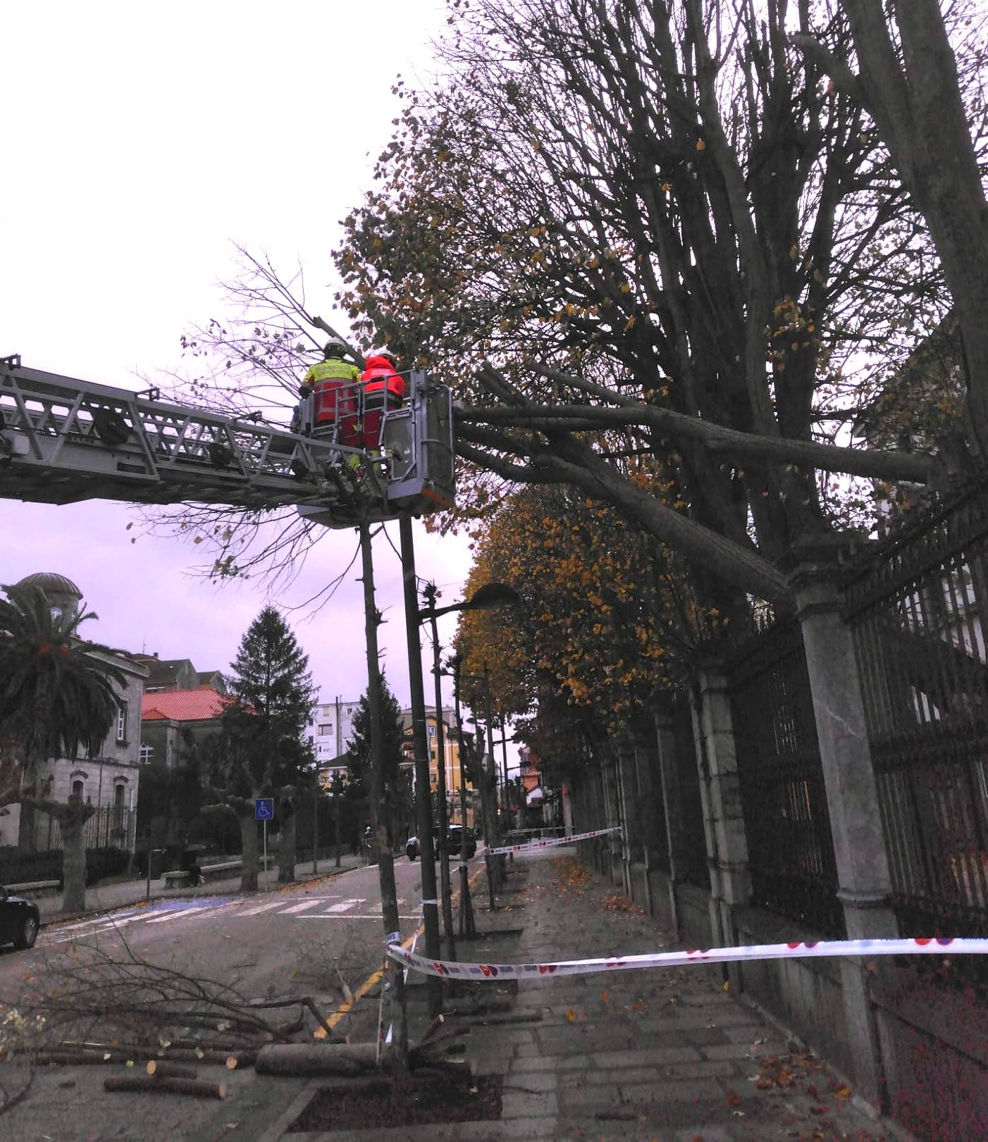 Bomberos del 112 acuden a Santoña para intervenir por rama partida sobre una farola causando riesgo de caída.