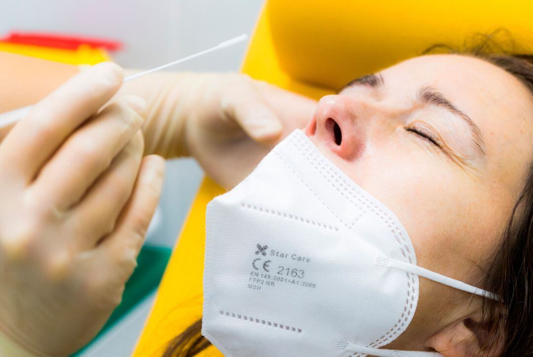 Una mujer sometiendose a una prueba PCR.