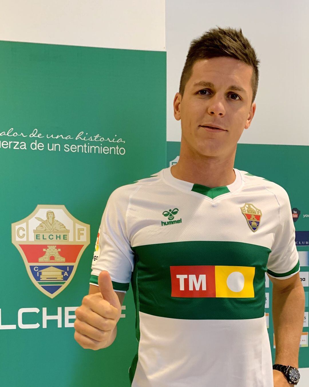 Guido Carrillo posa con la franjiverde en la Zona Mixta del Martínez Valero