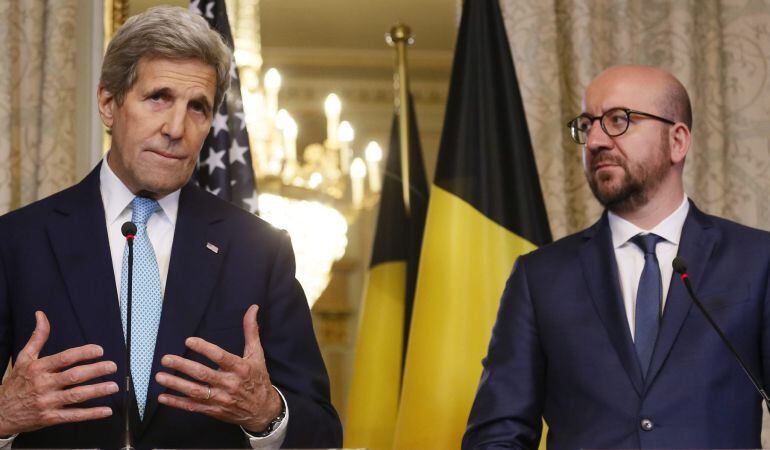 El secretario de Estado estadounidense, John Kerry, y el primer ministro belga, Charles Michel, ofrecen una rueda de prensa en Bruselas (Bélgica).