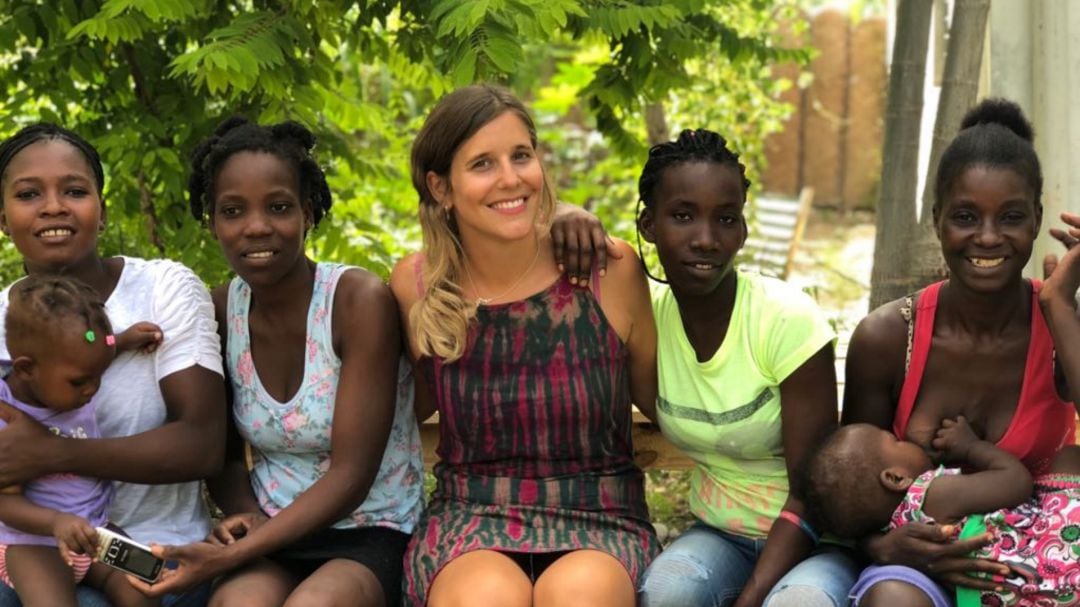 Romi Pérez junto a mujeres en el centro de Flores de Kiskeya en Haití.