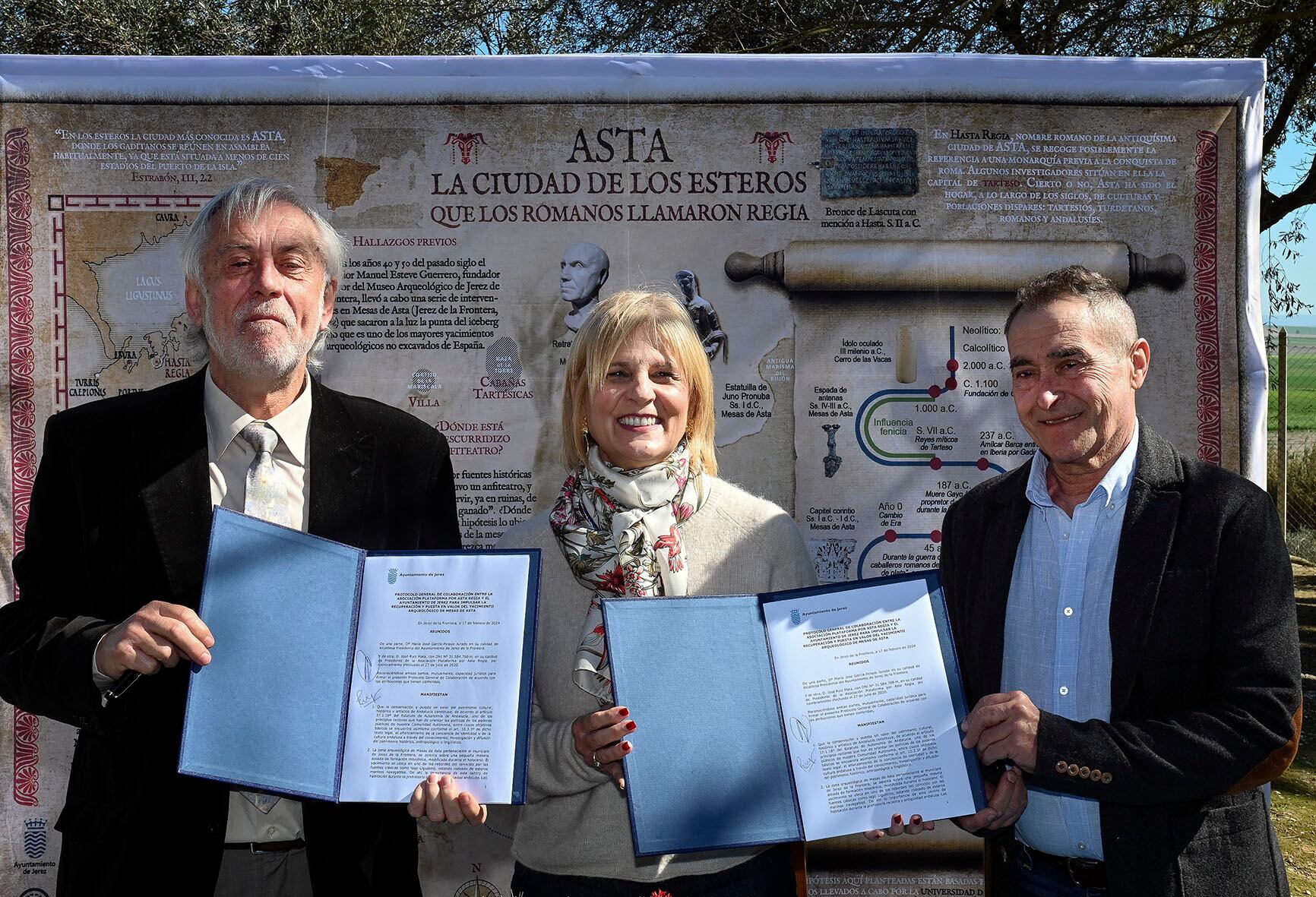 La alcaldesa y los representantes de la plataforma, tras la firma del acuerdo