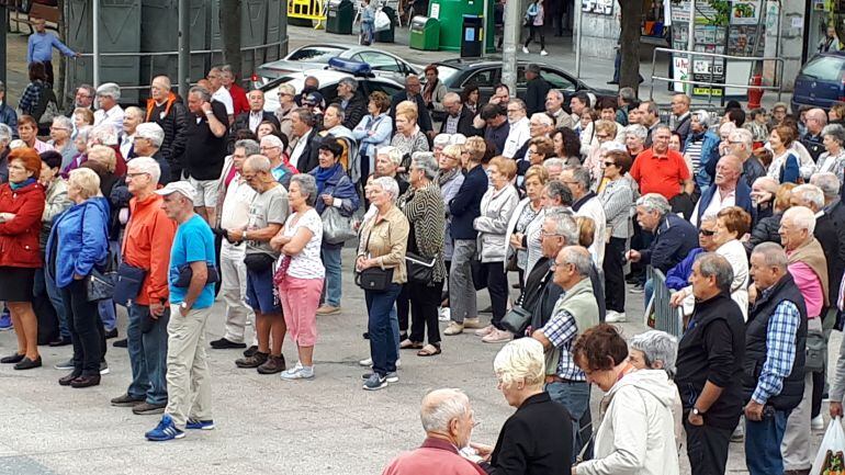 Aspecto de la concentración de jubilados y pensionistas en este lunes en Eibar