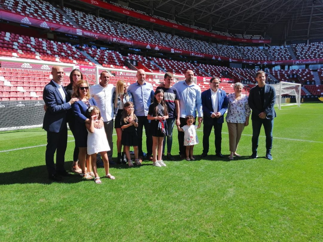 La familia de Quini junto a la alcaldesa, los presidentes de la Federación y del Sporting y el seleccionador nacional, Robert Moreno.