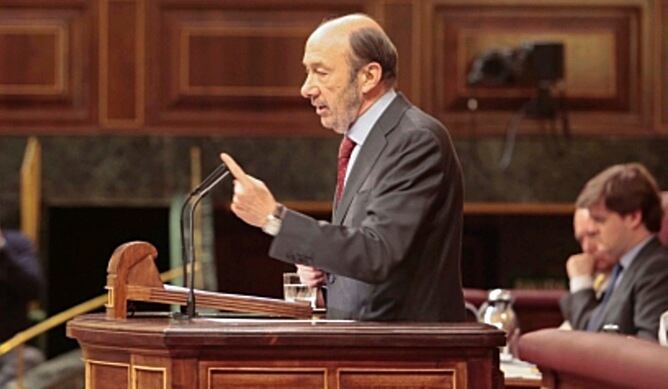 El líder del PSOE, Alfredo Pérez Rubalcaba, a la tribuna del Congrés dels Diputats