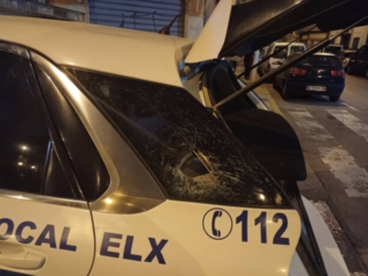 Investigado un hombre por un delito de daños a un coche policial en Elche