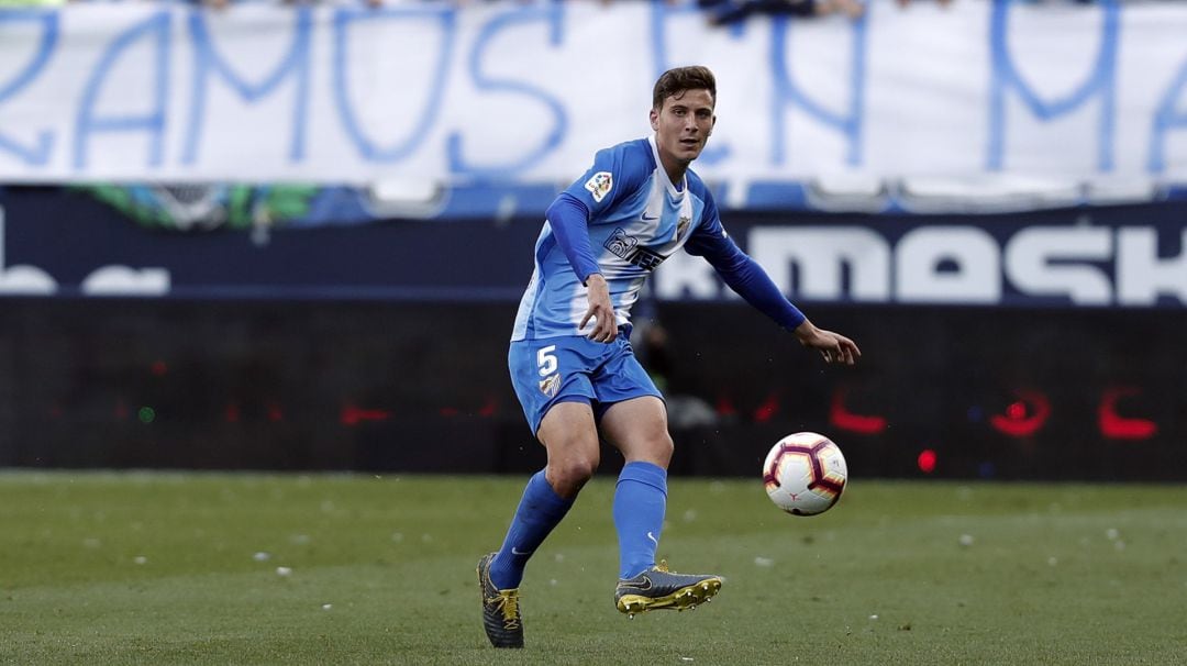 Pau Torres, dando un pase en el partido contra el Deportivo