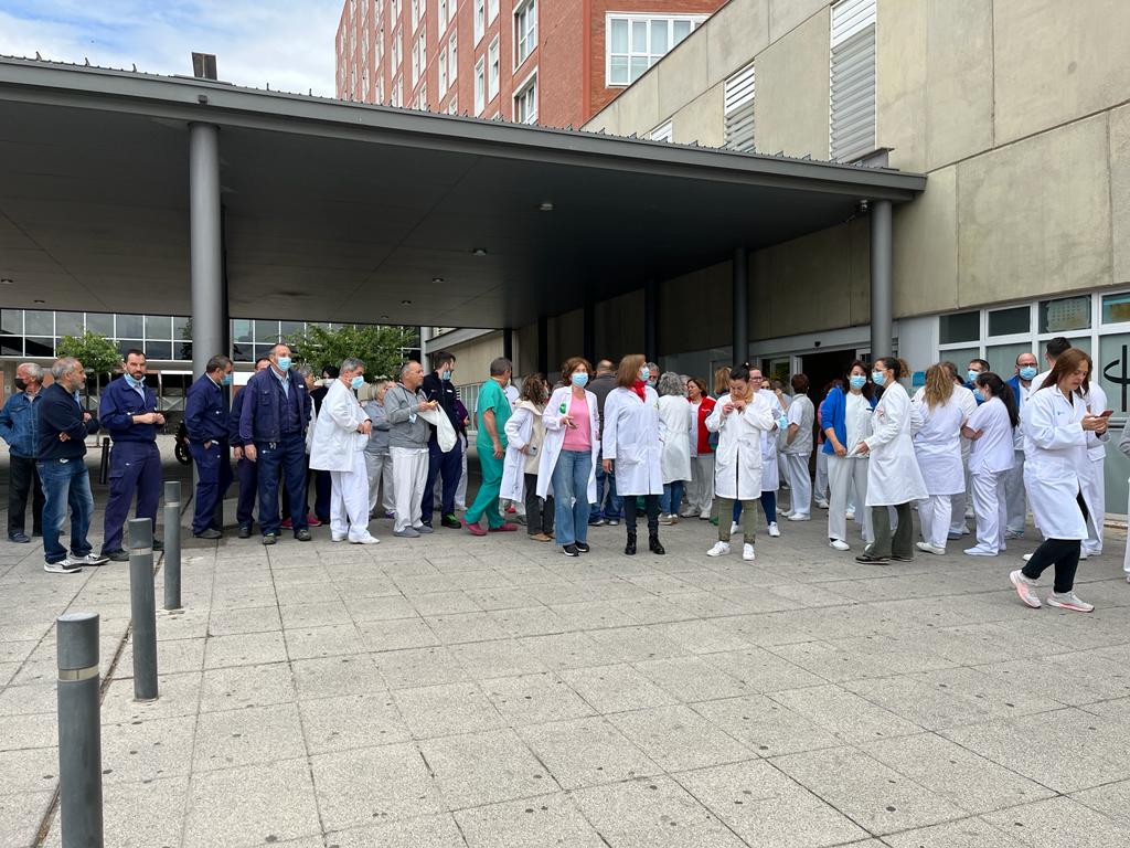 Nueva concentración a las puertas del Río Carrión contra el consejero de Sanidad y sus decisiones