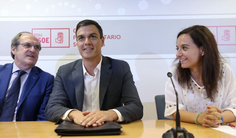 El secretario general del PSOE, Pedro Sánchez, junto al portavoz, Ángel Gabilondo, y Sara Hernández, vencedora de las primarias para la secretaría general del PSM