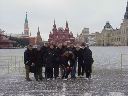 Algunos de los integrantes de la expedición abulense a Rusia, en la Plaza Roja de Moscú (Febrero, 2003)