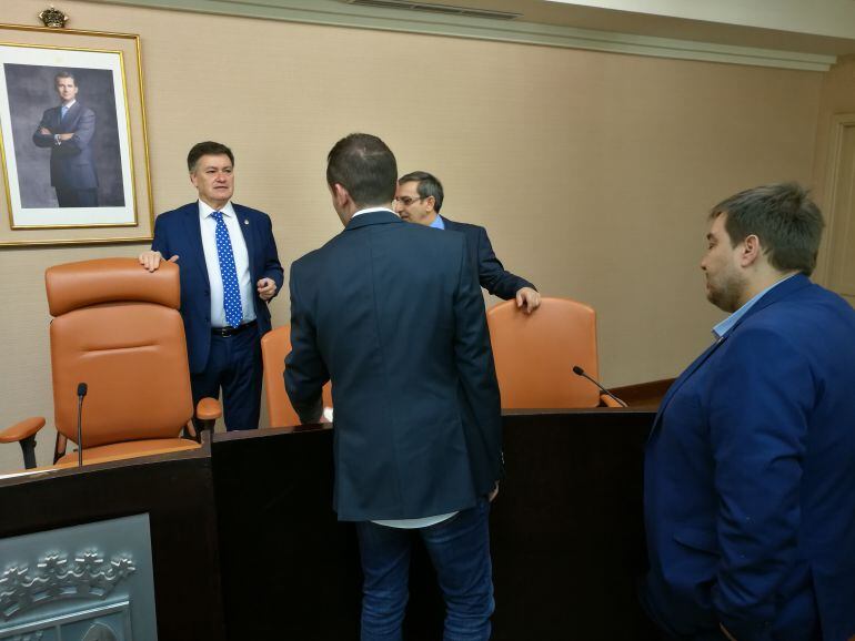 El presidente Francisco Vázquez (i) conversa con los diputados Alberto Serna (de espaldas ) y Juan Ángel Ruíz (d)