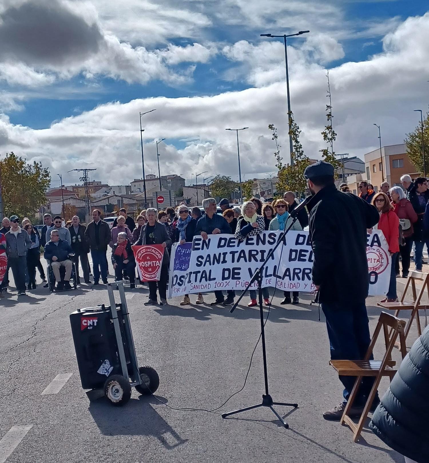 La Plataforma en Defensa de lo Público de Villarrobledo se concentra un domingo más pidiendo la vuelta de servicios al hospital de la localidad