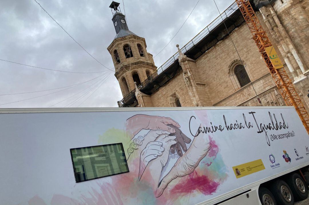 Imagen del camión por la igualdad de la Junta de Comunidades, que ha estado instalado este 25-N en la Plaza de España de la localidad del vino