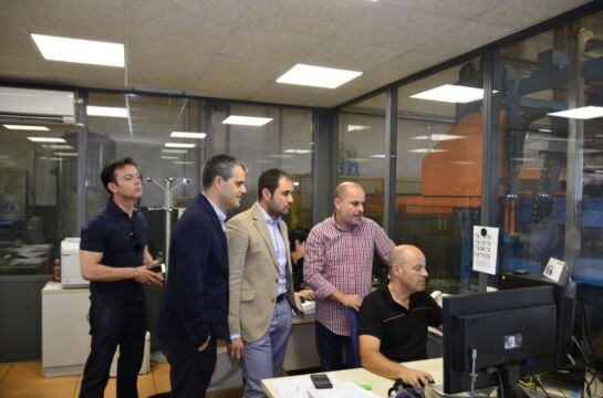 Rodrigo Gómez, durante su visita a esta fábrica de Cadrete