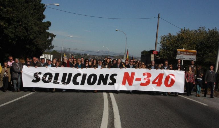 Imatge de la capçalera de la manifestació que ha tallat la N-340 al seu pas per l'Arboç amb el lema 'Solucions N-340' el 29 de novembre de 2015. Horitzontal.
