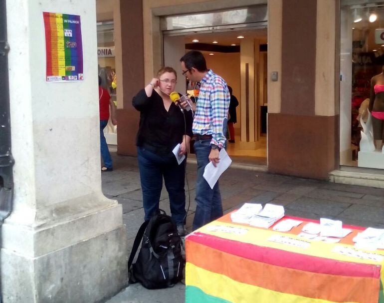 Esther Catón, coordinadora de Chiguitxs Palencia en la mesa informativa de la I Semana del Orgullo Gay