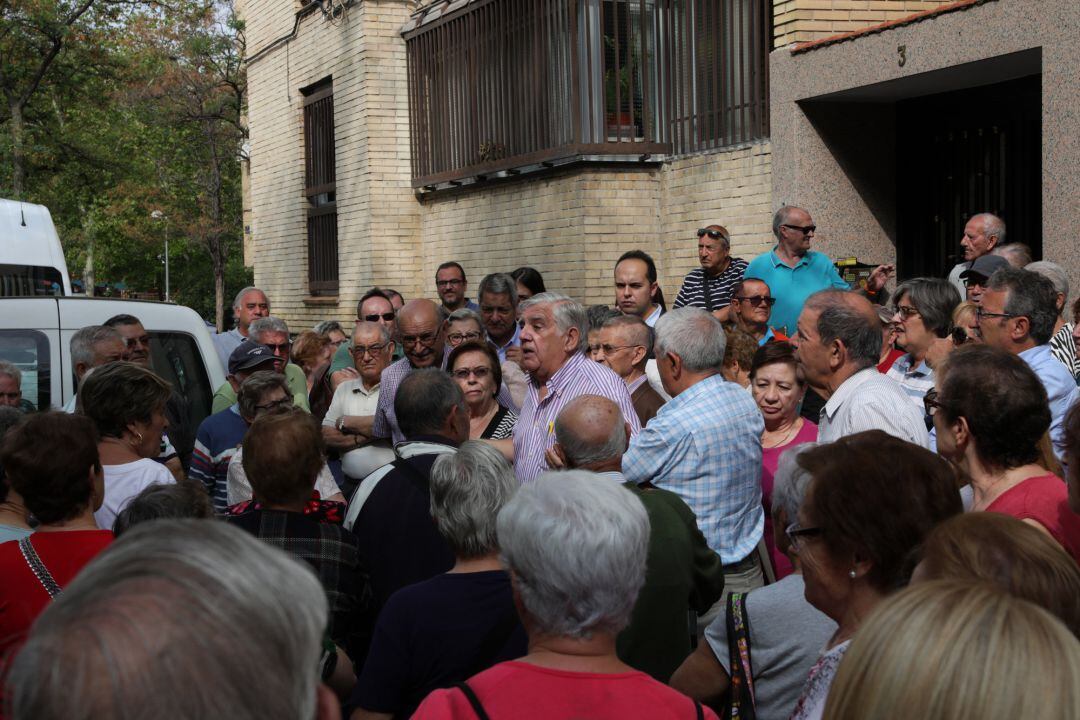 Más Madrid visita el barrio de Orcasitas para reunirse con vecinos que tienen amianto en el tejado de sus viviendas 
 
 