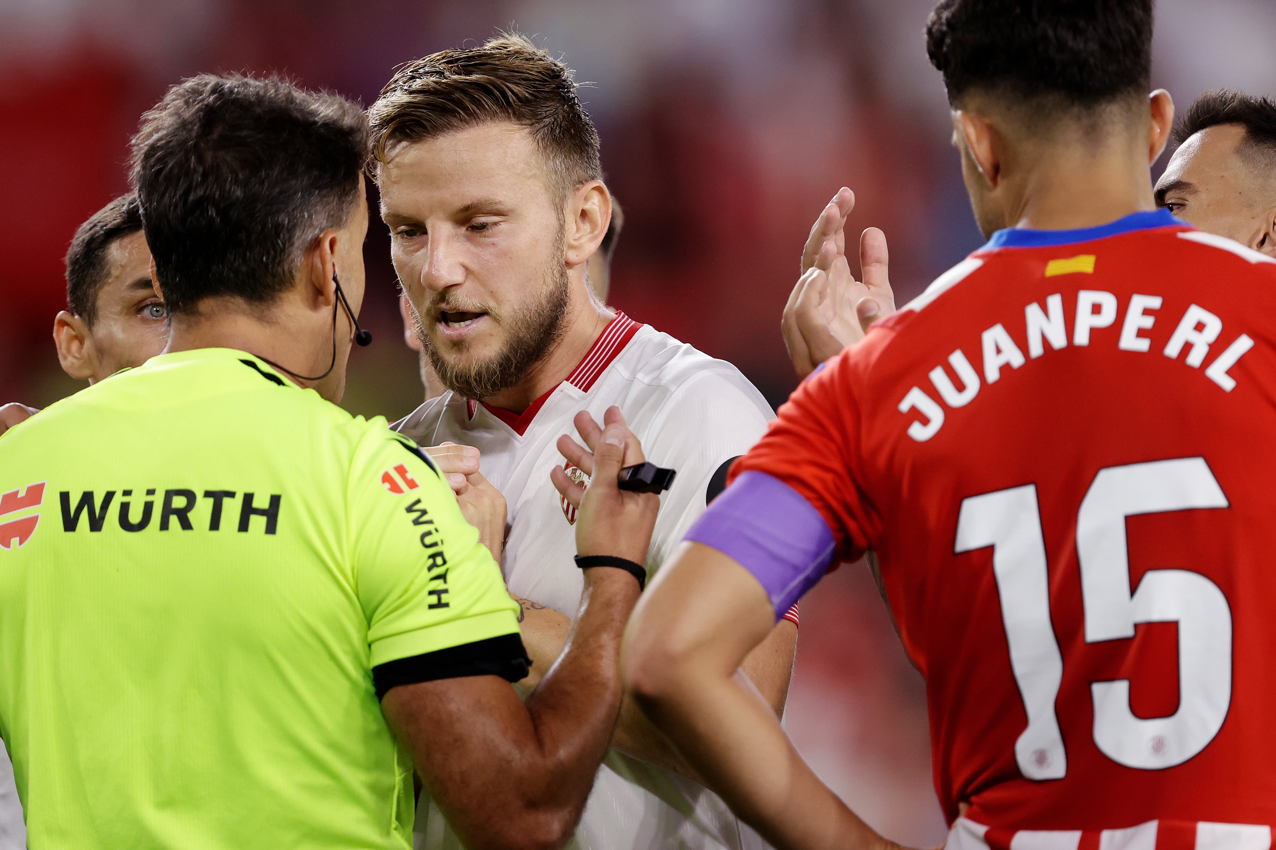 Ivan Rakitic pide explicaciones a Gil Manzano durante el Sevilla - Girona (Photo by Eric Verhoeven/Soccrates/Getty Images)