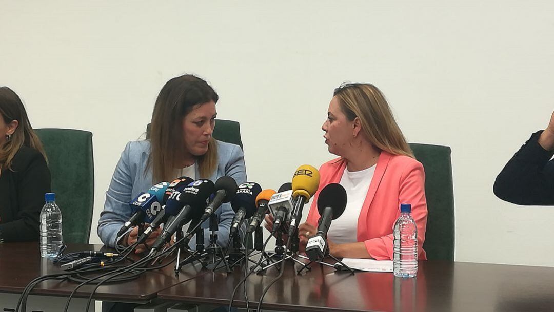 La presidenta del PP en Lanzarote y alcaldesa de Arrecife, Ástrid Pérez, junto a la secretaria general del PSOE en la isla y presidenta del Cabildo de Lanzarote, María Dolores Corujo, en la presentación del acuerdo entre populares y socialistas.