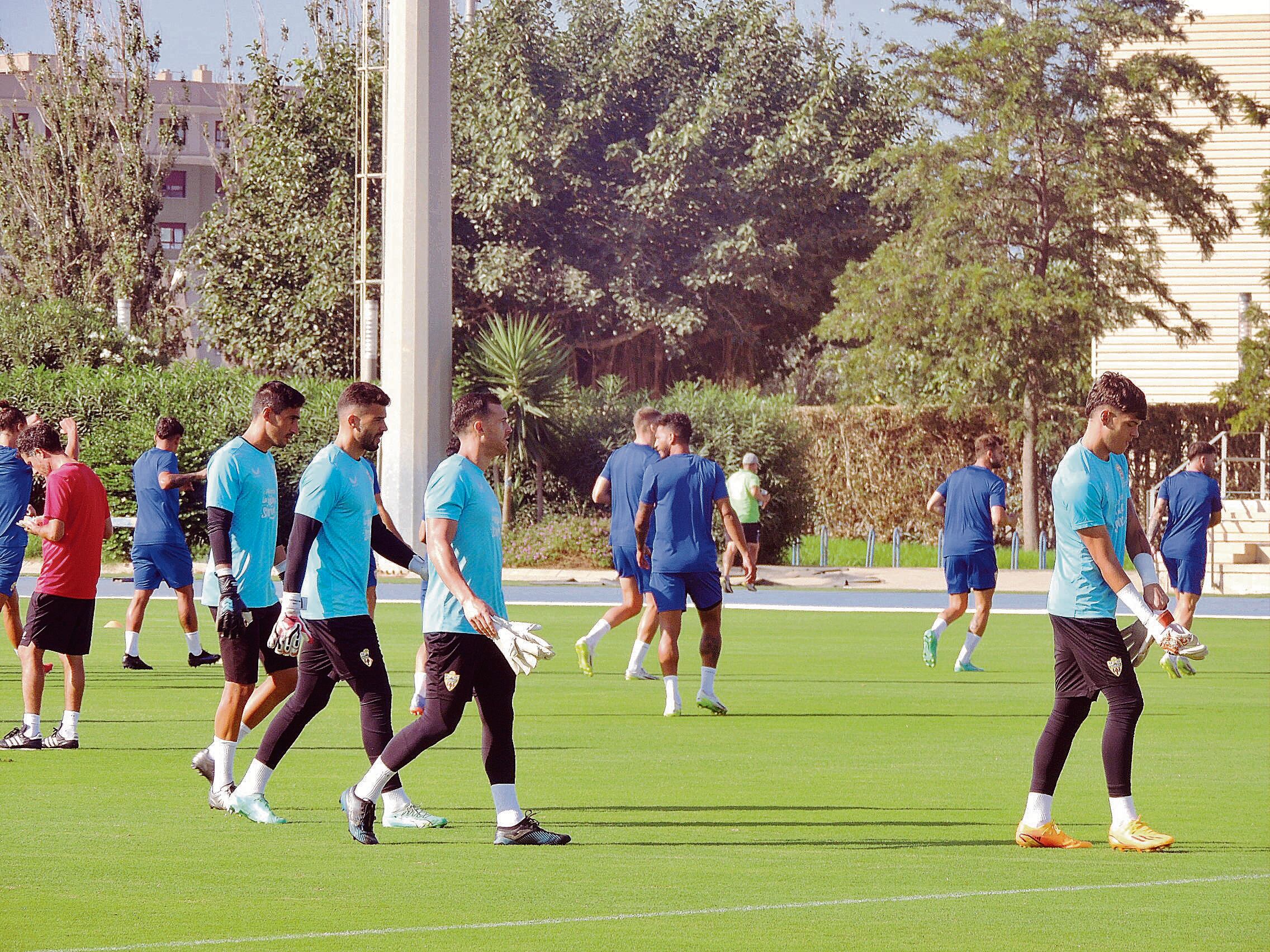 Los porteros del Almería en el campo Anexo del Estadio de los Juegos Mediterráneos.