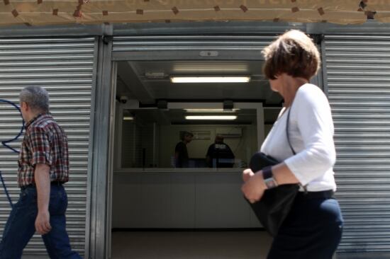 L&#039;oficina provisional de venda de bitllets, a la cantonada d&#039;Aragó amb Pau Claris, costat muntanya