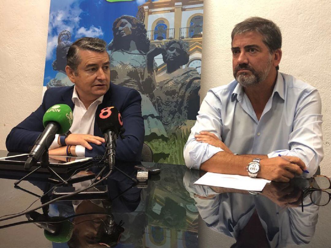 Antonio Sanz, junto al candidato a la alcaldía de La Línea, Juan Pablo Arriaga