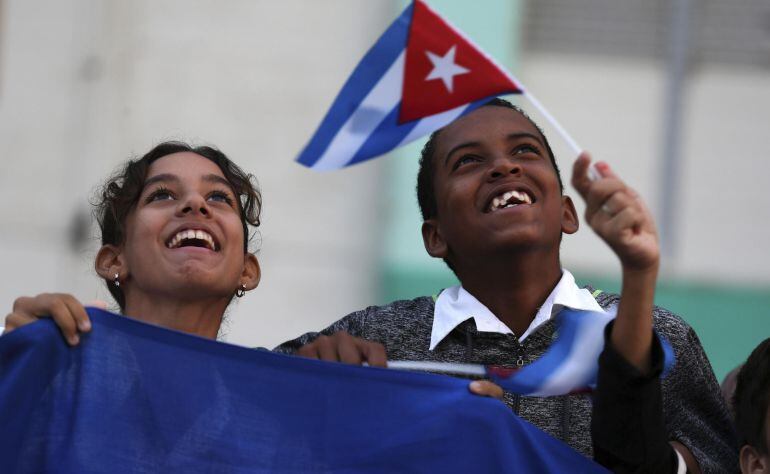 Cubanos saludan al paso de la caravana con las cenizas del fallecido líder de la revolución cubana, Fidel Castro