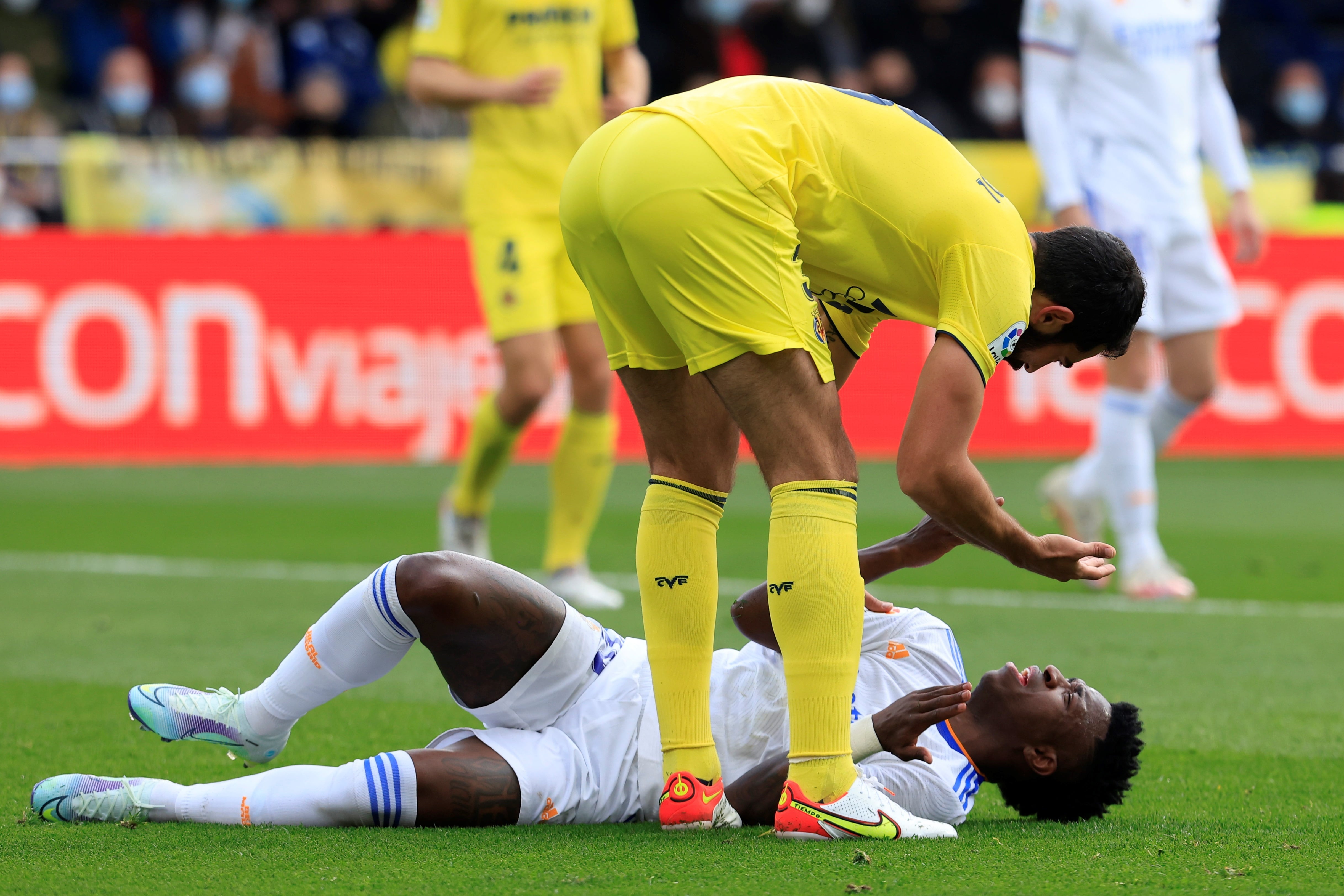 Vinícius Jr, y el defensa Raúl Albiol, durante el partido de La Cerámica