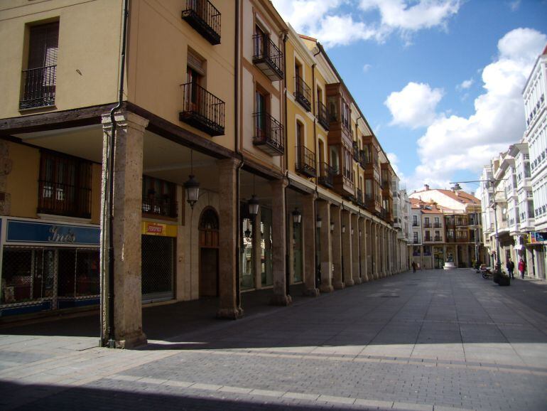 Imagen de la céntrica Calle Mayor de Palencia donde en las últimas semanas se han registrado hasta tres robos.