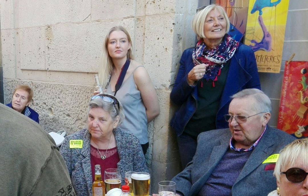 Un grupo de ingleses en una cafetería de Alicante capital exhiben pegatinas contra el brexit.