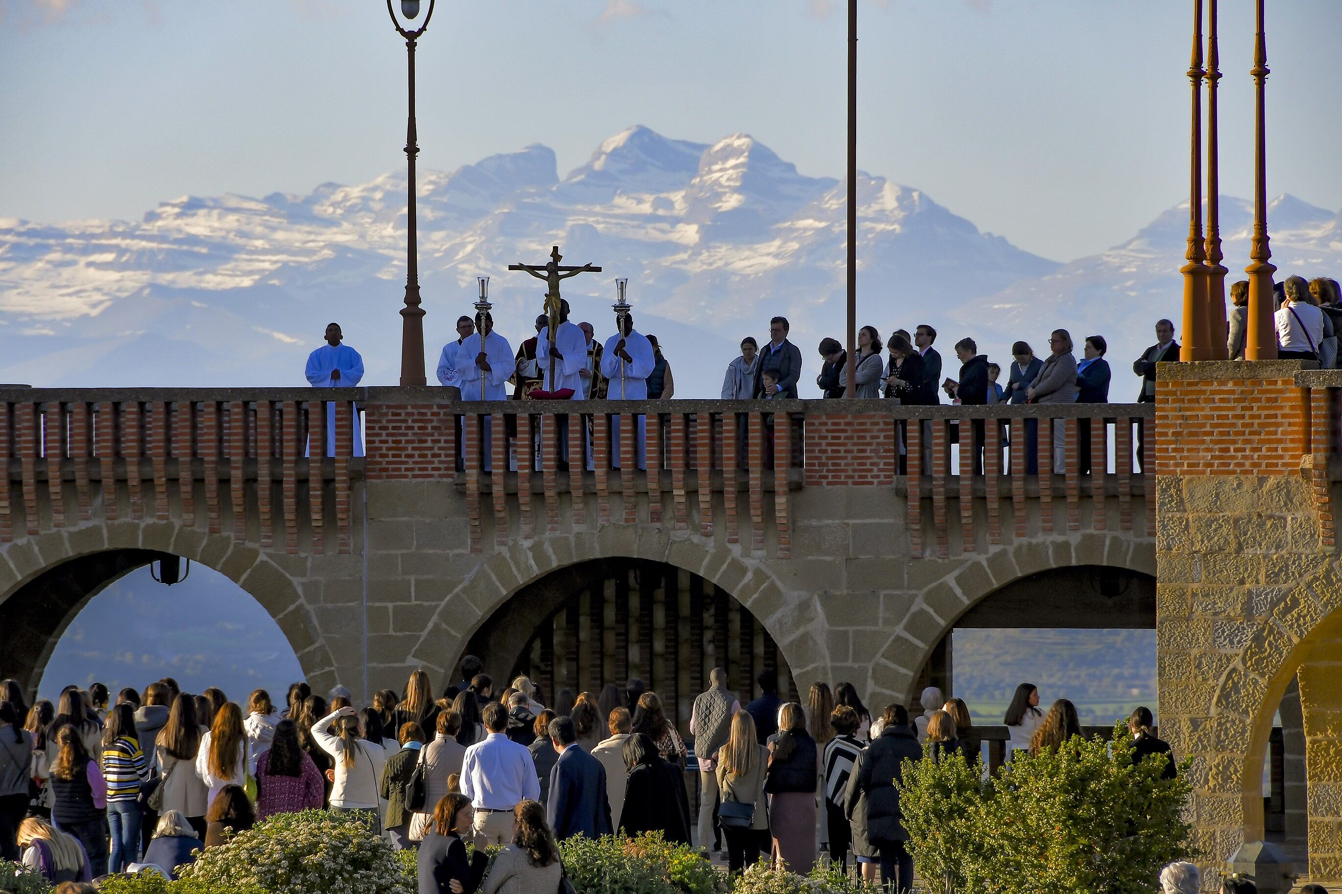 Rezo del Vía Crucis en Torreciudad