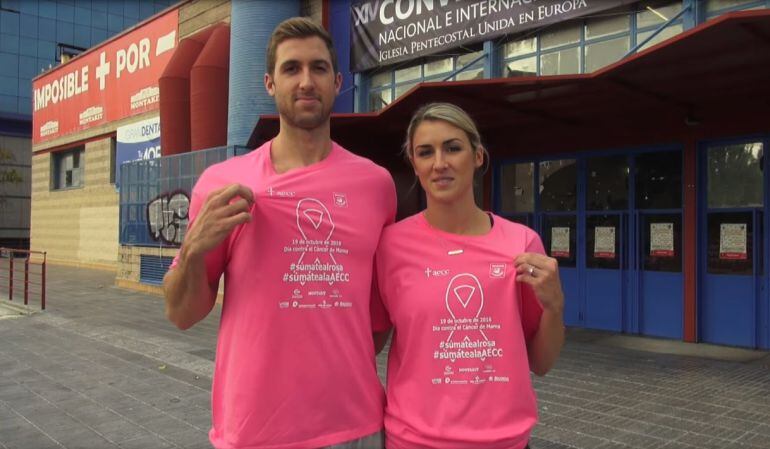 Varios jugadores del &#039;Fuenla&#039; y sus parejas posaron &#039;de rosa&#039; ante el Fernando Martín, como David Wear y Christina Marinacci, jugadora del C.B. Leganés