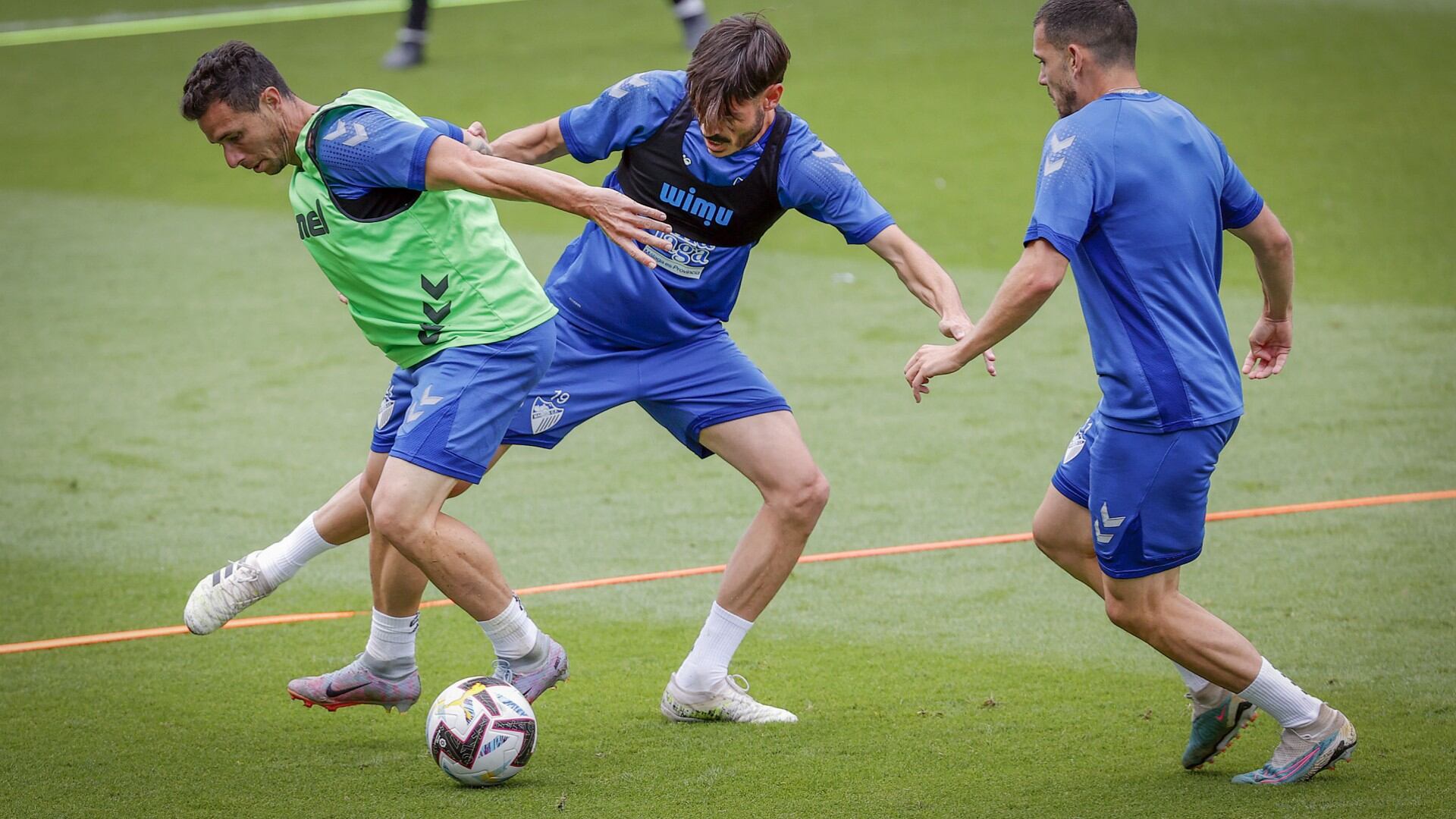 Jozabed y Rubén Castro luchan por el balón en el entrenamiento del jueves