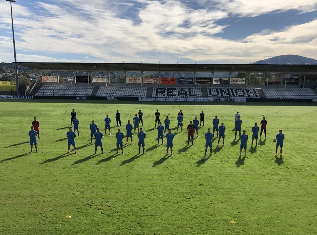 Imagen insólita en el Stadium Gal en la foto de familia del Real Unión