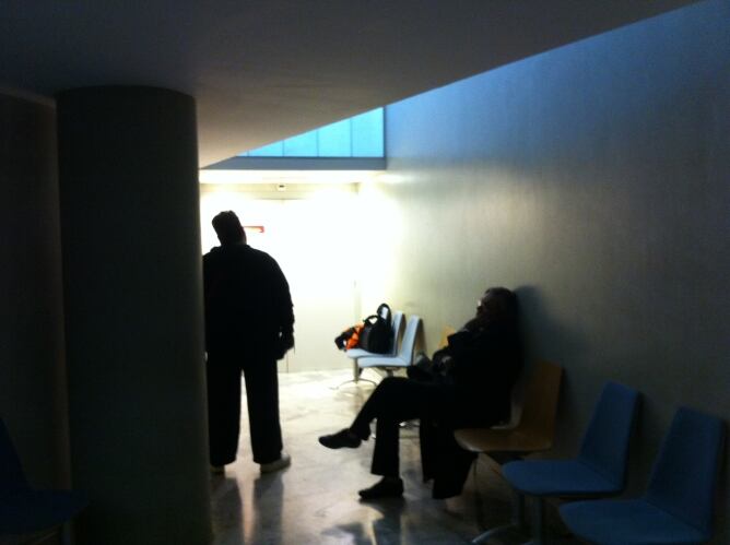 L'acusat d'abusar les seves fillastres d'esquena abans d'entrar al judici