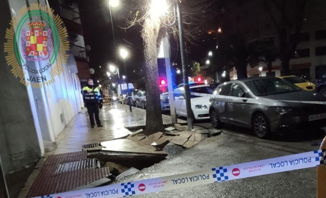 Socavón abierto en el acerado de la Avenida de Arjona.